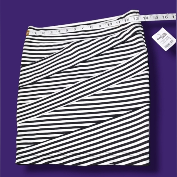 Charlotte Russe Stretchy Short Striped Juniors Size Small Black White Mini Skirt - Picture 6 of 15